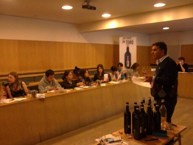 Cata en Salamanca con los estudiantes Erasmus de la USAL Cata en Salamanca con los estudiantes Erasmus de la USAL