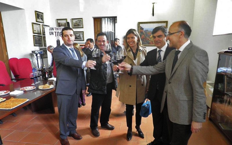 El Delegado del Gobierno visita la bodega del Palacio Condes de Requena