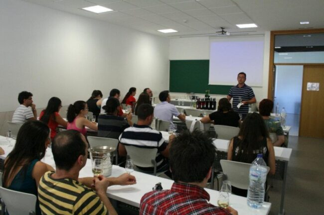 Los técnicos del Consejo Regulador ponentes del Curso "El vino y la cata" de la USAL