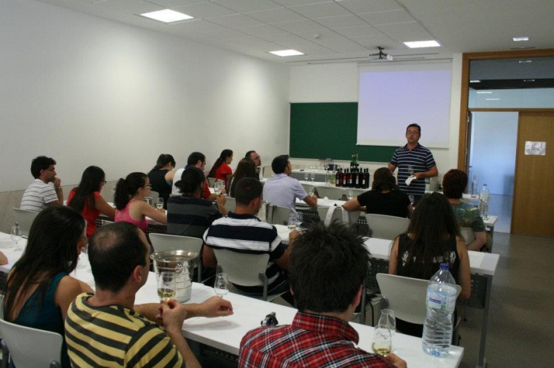 Los técnicos del Consejo Regulador ponentes del Curso "El vino y la cata" de la USAL