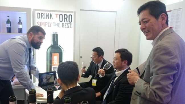 Numerosos importadores japoneses se interesan por los vino de Toro en Foodex Japón